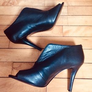Nine West black leather bootie heel size 8